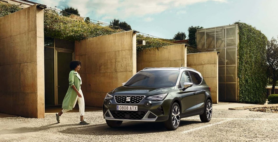 woman walking to seat arona dark camouflage colour with candy white roof 1648045732